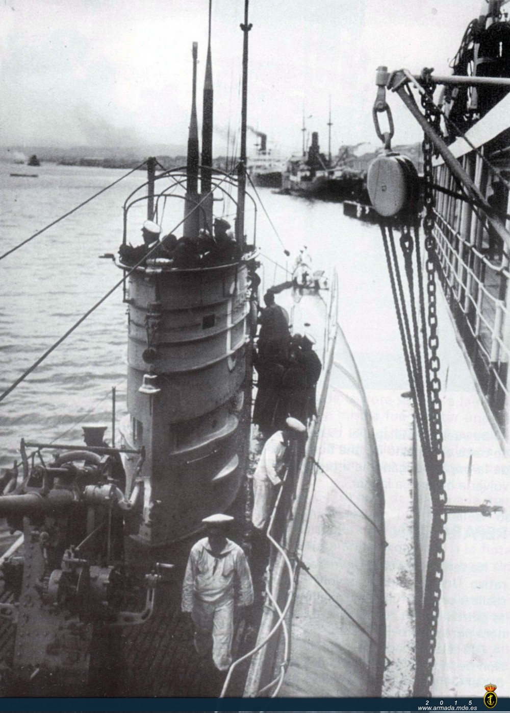 Detalle de la cubierta y vela del C-1 abarloado a otro buque.